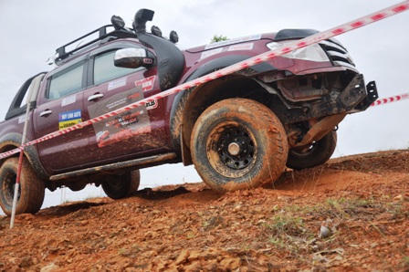 Mãn nhãn với màn đua ô tô địa hình giữa lòng Hà Nội